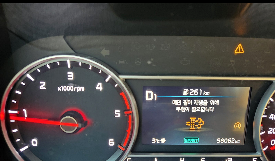 매연 필터 재생을 위해 주행이 필요하다는 DPF 경고가 표시된 쏘렌토 계기판